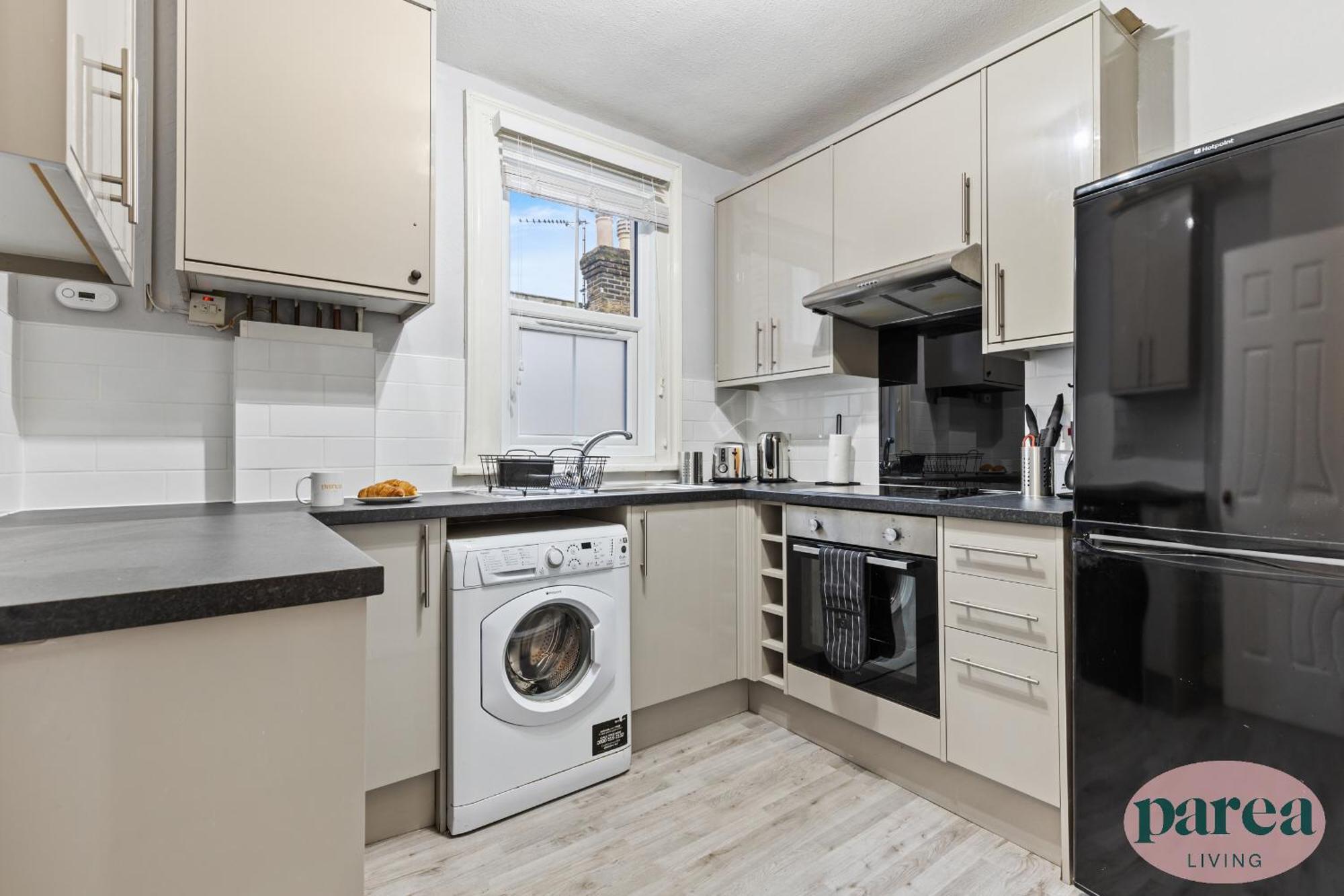 Parea Living - Leytonstone, 2-bedroom Serviced Apartment, Free Parking, Remote Working Londra