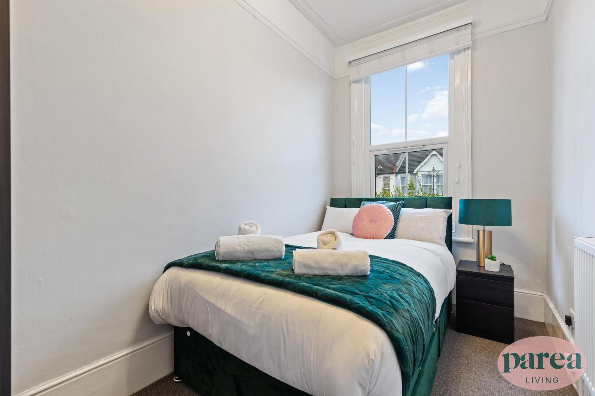 Parea Living - Leytonstone, 2-bedroom Serviced Apartment, Free Parking, Remote Working * Londra