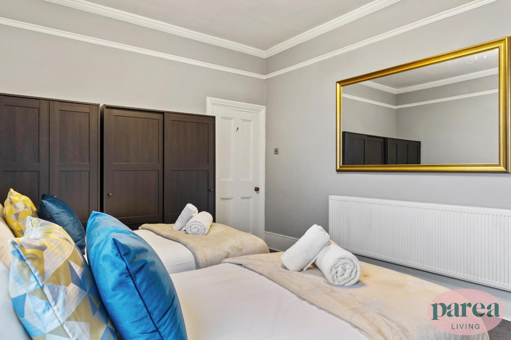 Parea Living - Leytonstone, 2-bedroom Serviced Apartment, Free Parking, Remote Working * Londra