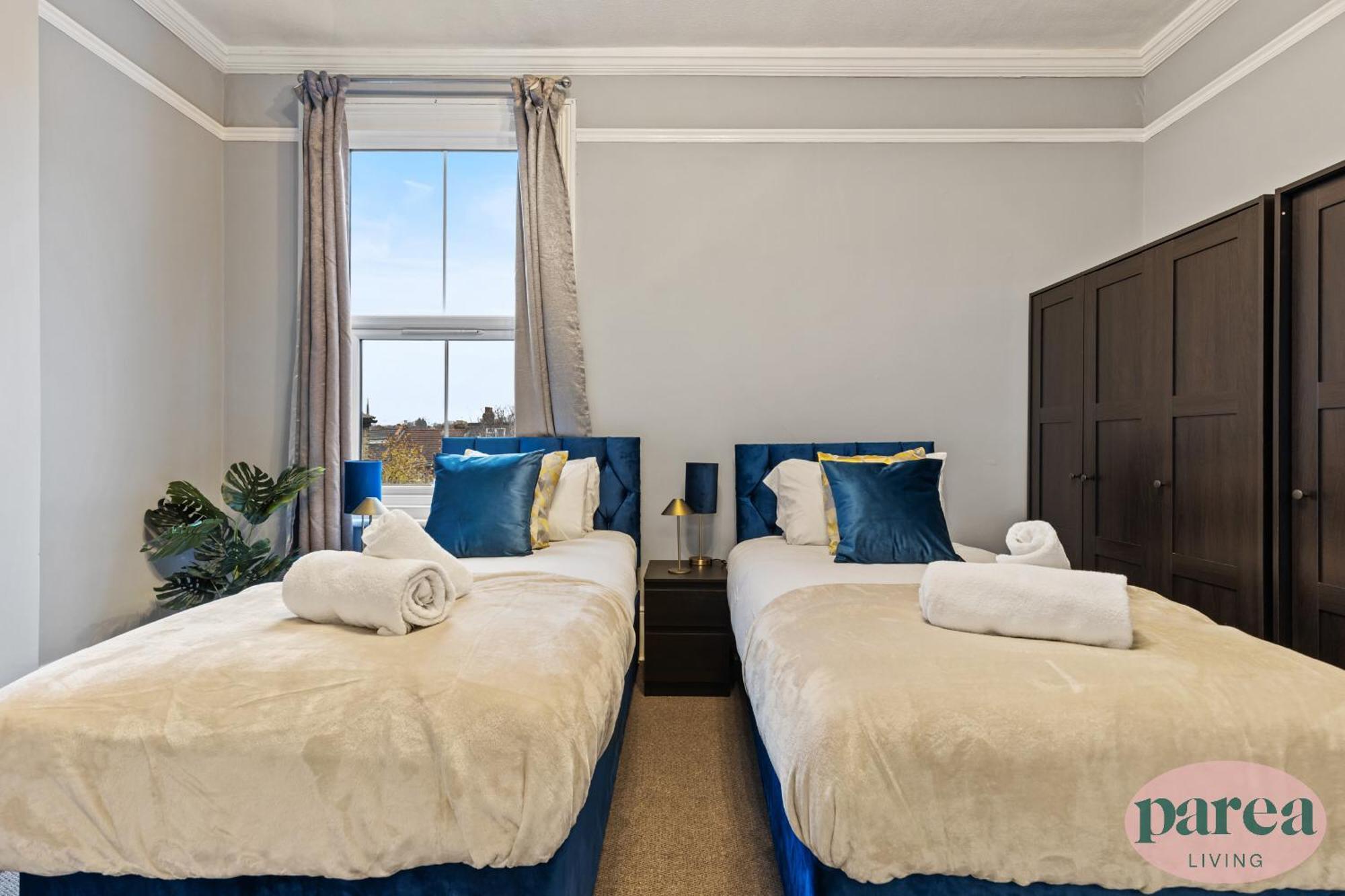 Parea Living - Leytonstone, 2-bedroom Serviced Apartment, Free Parking, Remote Working * Londra